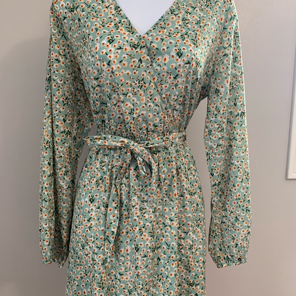 Davi & Dani Floral Dress - Picture 3 of 16